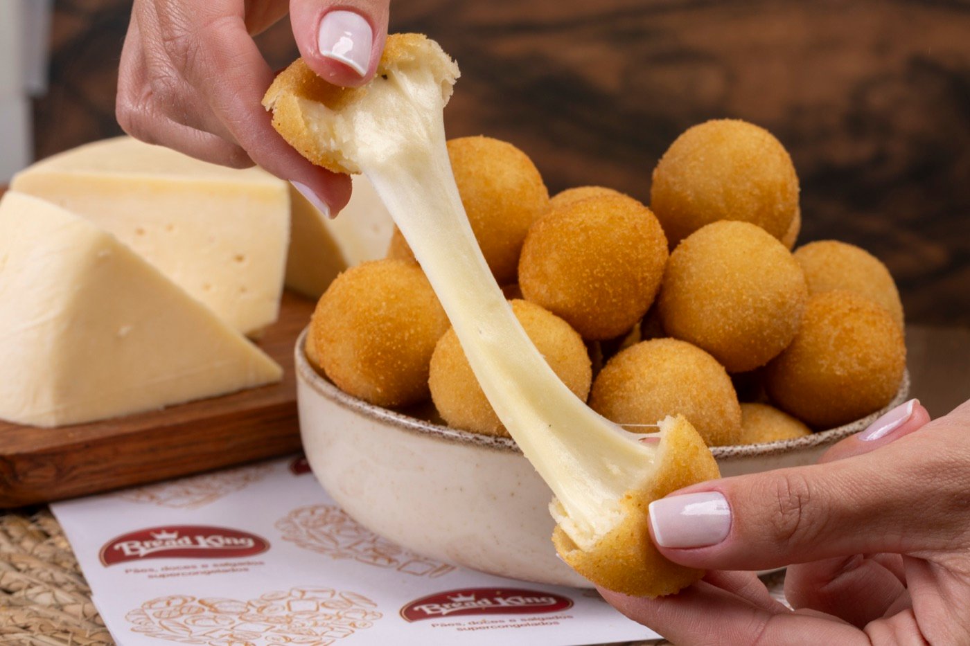Salgado de queijo Bread King aberto, com o queijo puxando