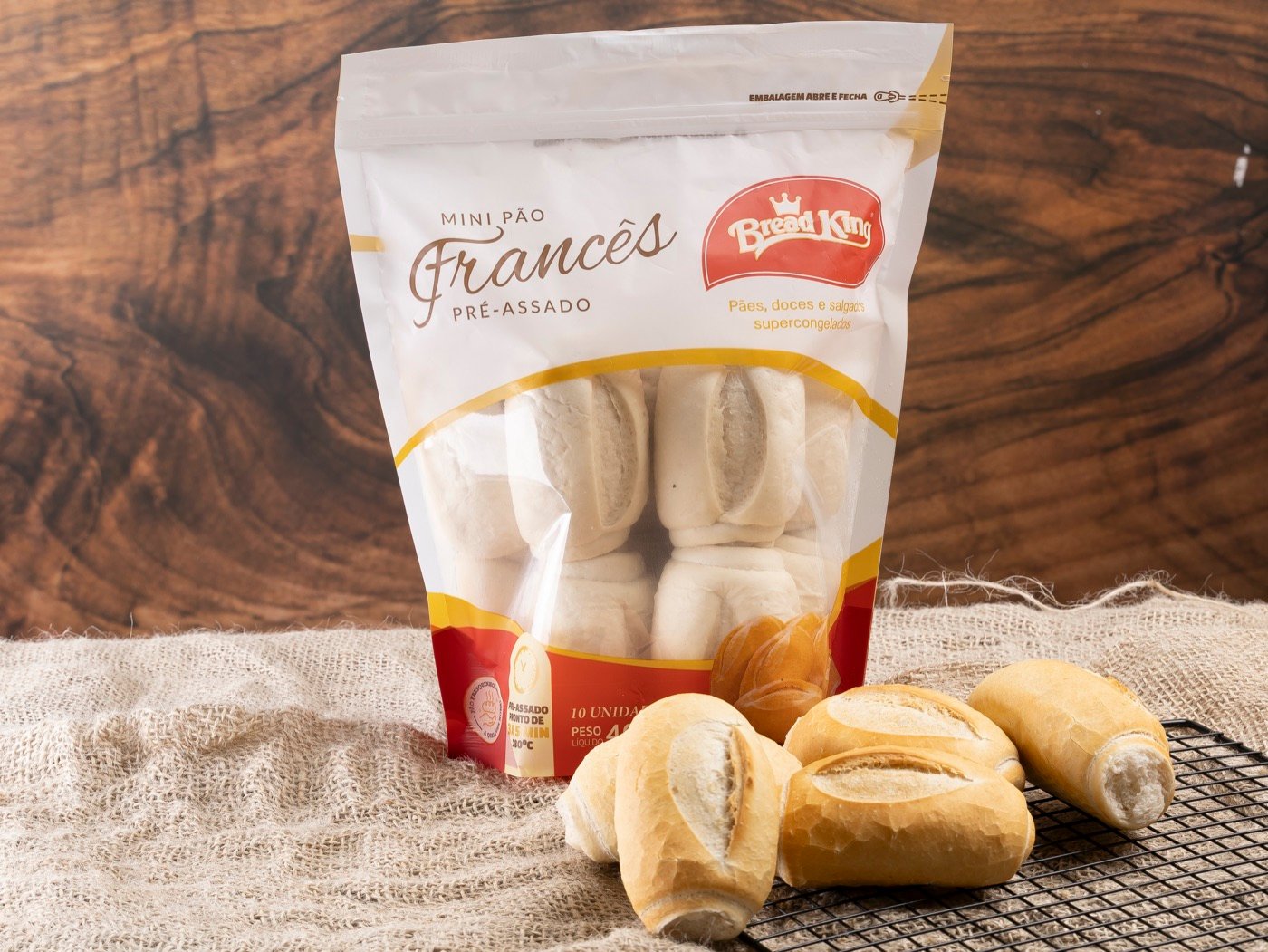 Pacote de mini pão francês pré-assado Bread King com alguns pãezinhos fora