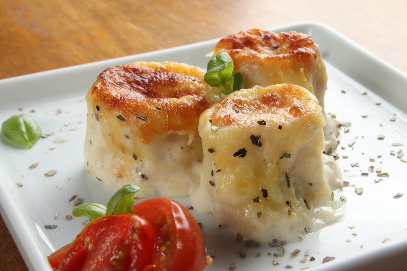 Salgados de queijo Bread King saindo do forno